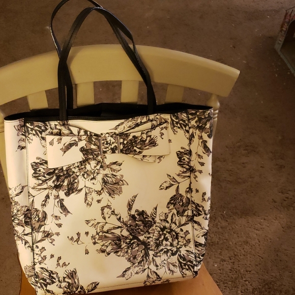 Betsey Johnson Handbags - Betsy Johnson flower purse